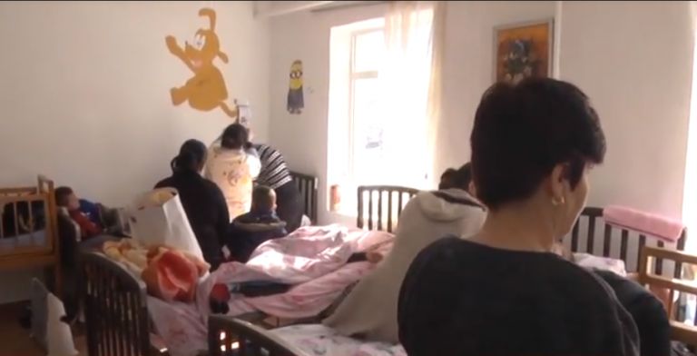 Situatë alarmante në Spitalin e Bulqizës. Pa ngrohje dhe dy fëmijë në një krevat