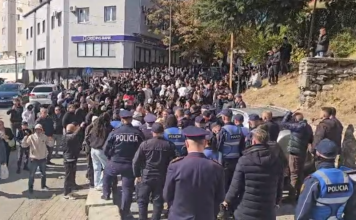 Protesta e të rinjve përfshin qarkun Dibër, përplasje në Burrel e Peshkopi, pa tubime në Bulqizë dhe Klos