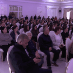 Dëgjesa publike në Bulqizë, administrata mbush sallën, vetëm një banor ngre kritika