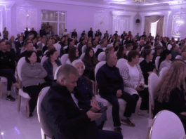 Dëgjesa publike në Bulqizë, administrata mbush sallën, vetëm një banor ngre kritika