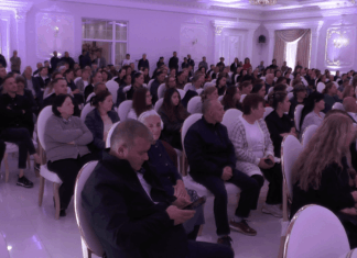 Dëgjesa publike në Bulqizë, administrata mbush sallën, vetëm një banor ngre kritika